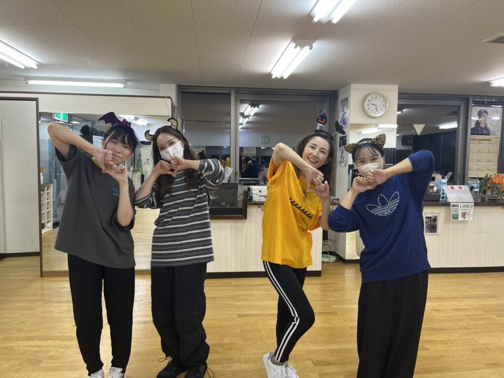 北九州のダンス初心者クラスで笑顔で踊る生徒たち