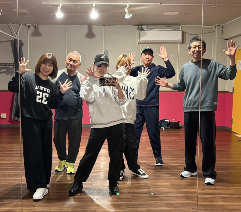 福岡で40代・50代の初心者がダンススクール選びをする様子