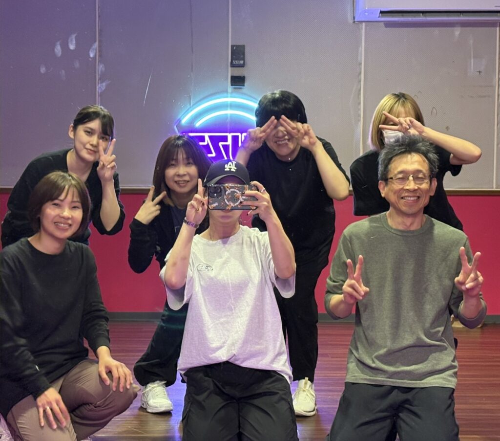 博多の初心者向けダンススクールでレッスンを受ける40代・50代の大人