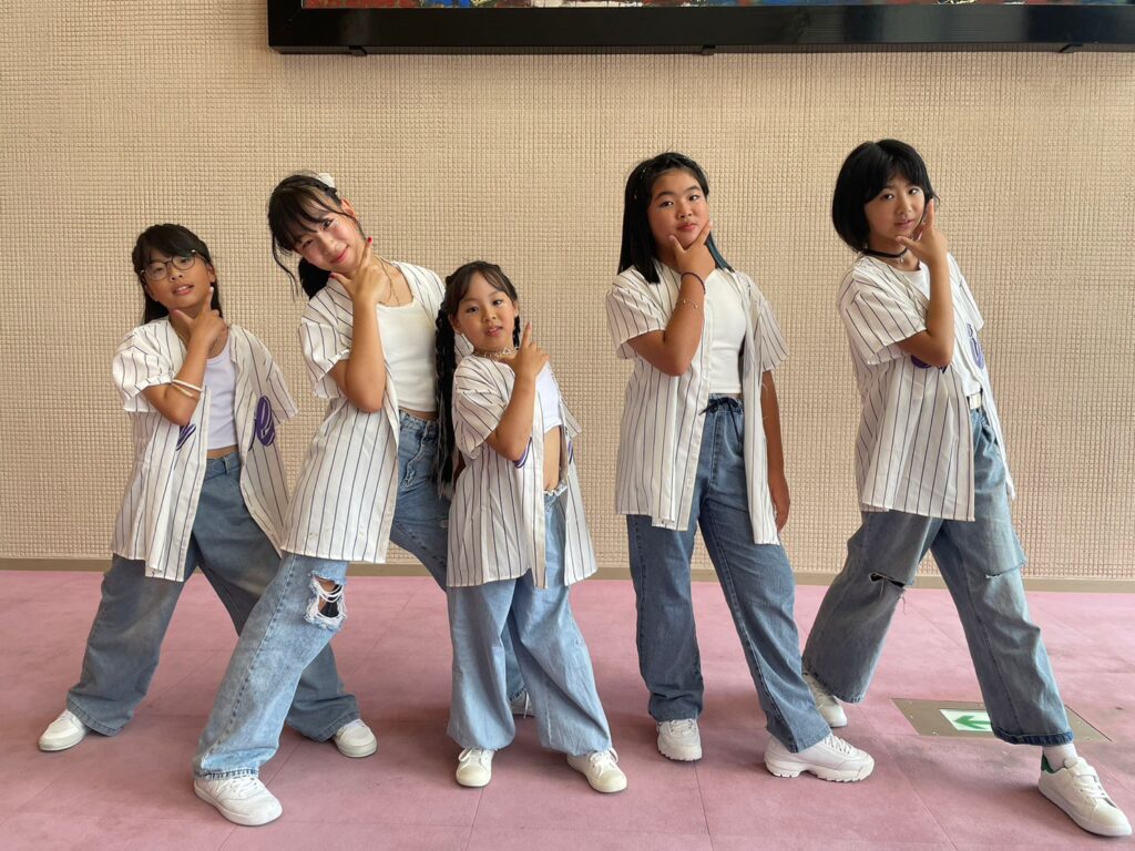 福岡西新の初心者キッズダンスK-POP少人数クラスで踊る子どもたち