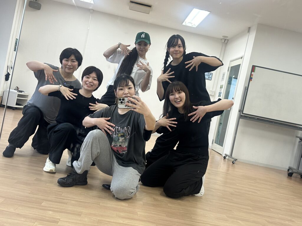 ブライトの小倉スタジオで大人初心者が少人数レッスンを受ける様子