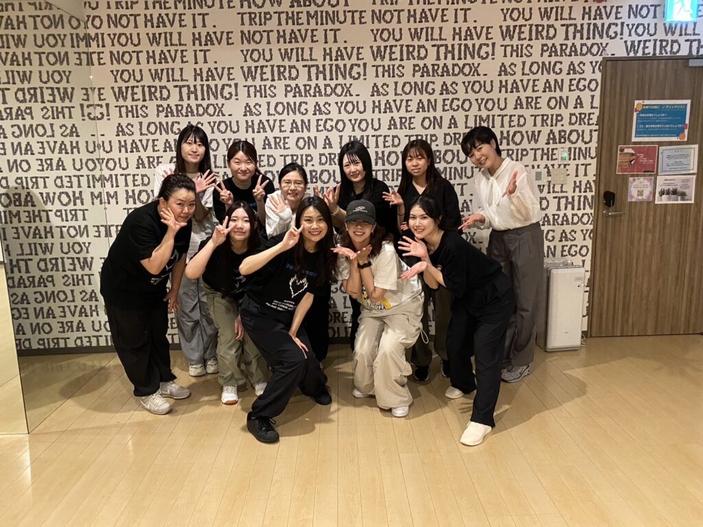 小倉のダンススクールで大人初心者がレッスンを受ける様子