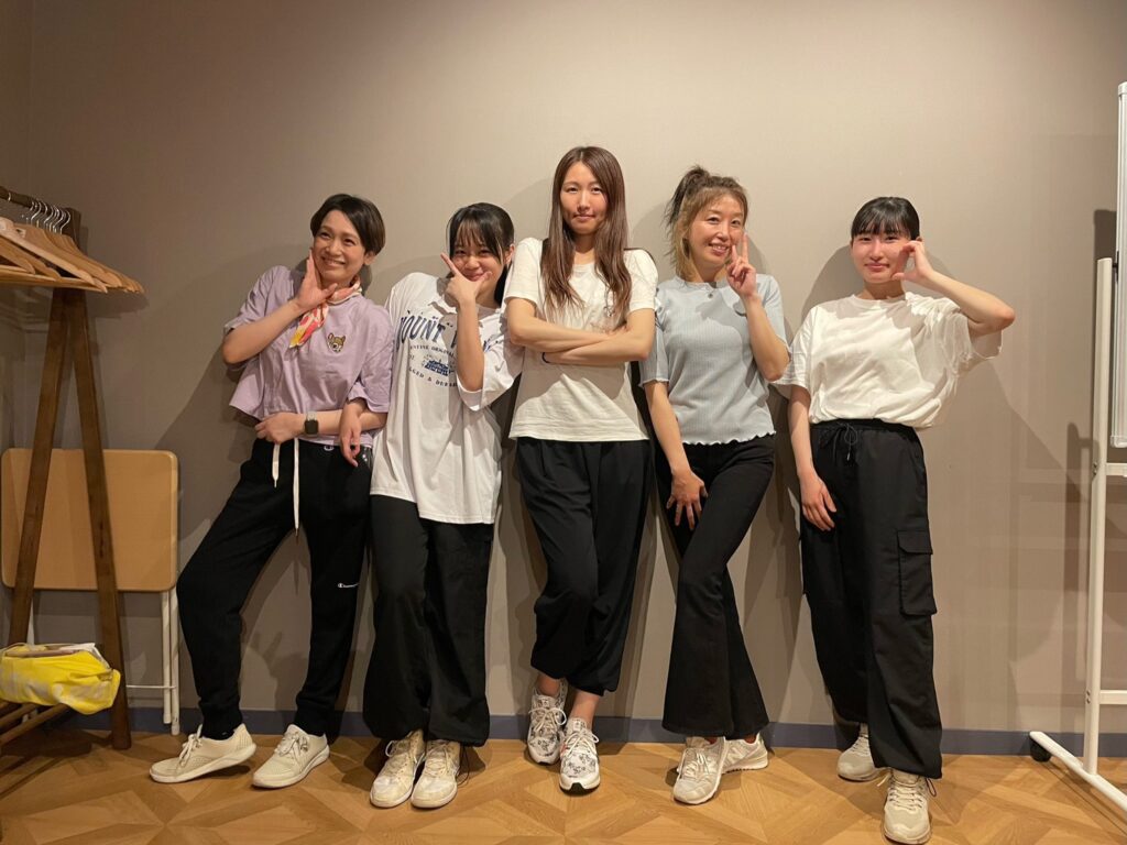 小倉のダンススクールで大人初心者が基礎から習う様子