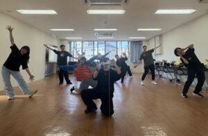 福岡のK-POPダンススクールで初心者が楽しく踊るレッスン風景