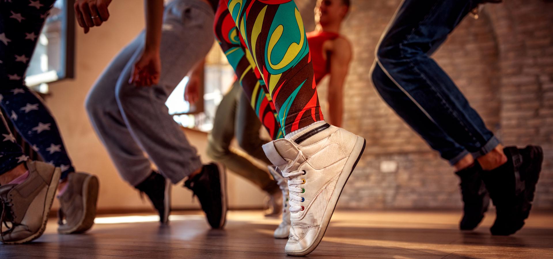 超高速ダンス【シカゴフットワーク】とは？習得するための4つの基本ステップも紹介