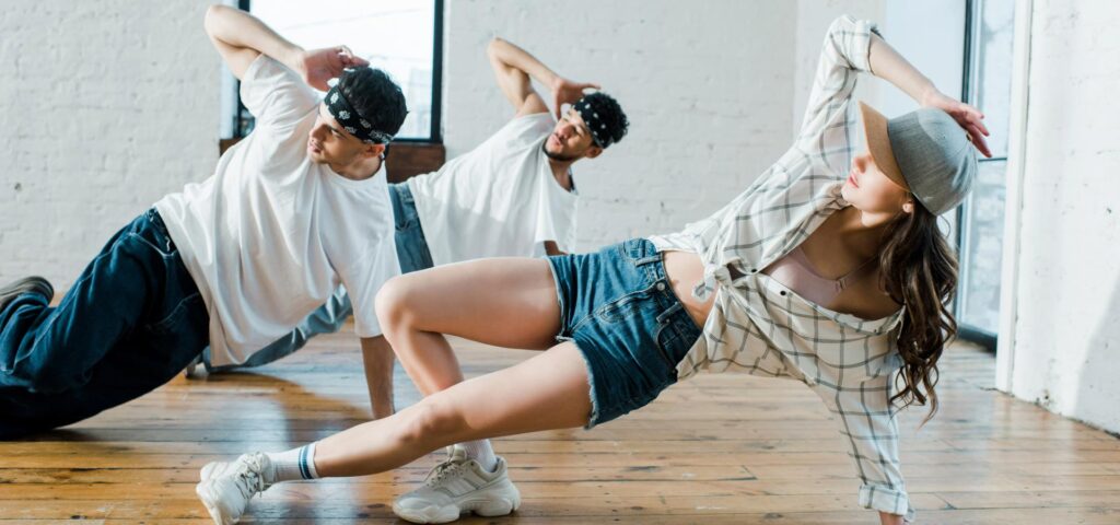 天神（福岡）のK-POPダンス初心者クラス少人数レッスン風景