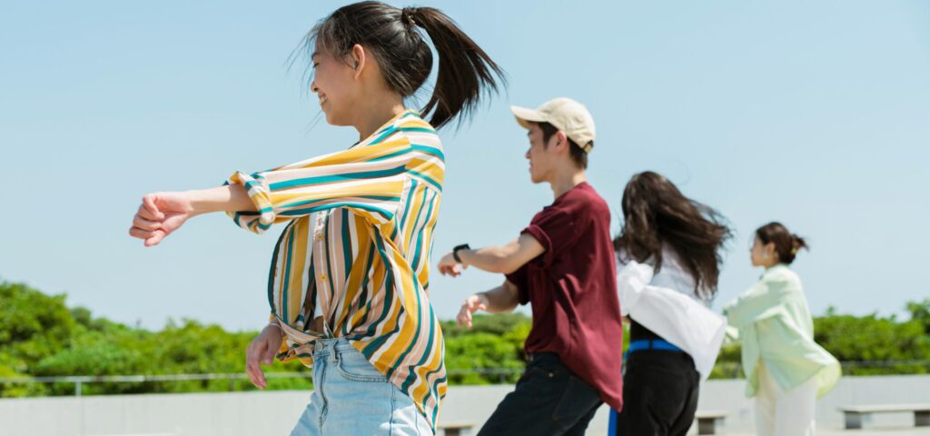 福岡天神のK-POPダンス教室で初心者が少人数で学ぶ様子