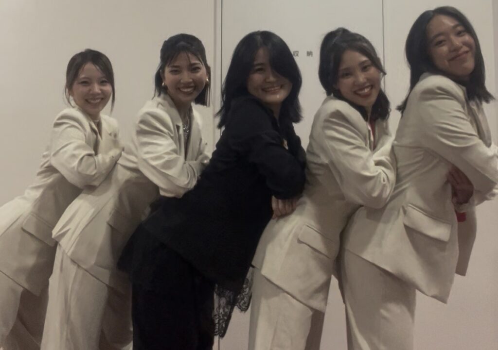天神の初心者向けダンススクールで少人数レッスンを受ける様子