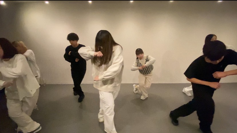 BTSのカル群舞のように動きとタイミングを揃えるグループダンス