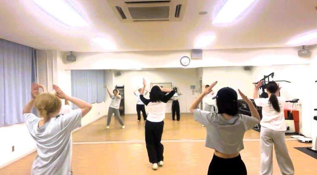 初心者向けK-POPダンスの少人数クラスで動きを確認する講師