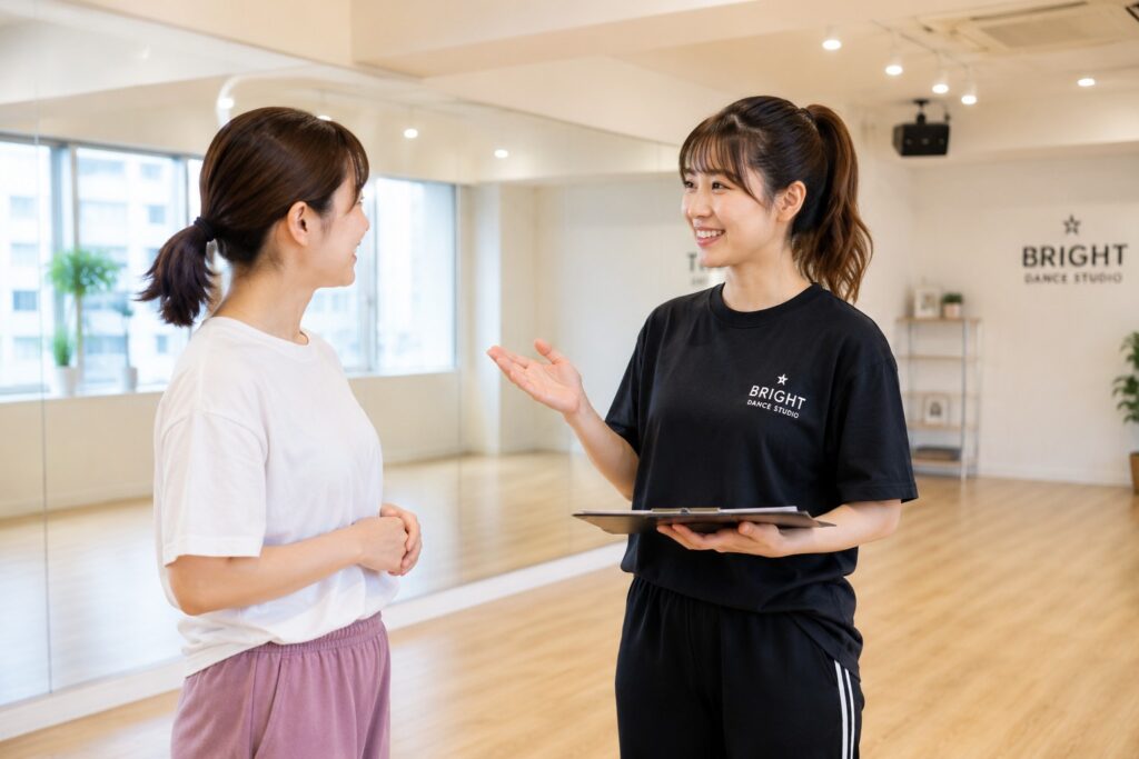K-POPダンスの体験レッスンで講師から説明を受ける初心者