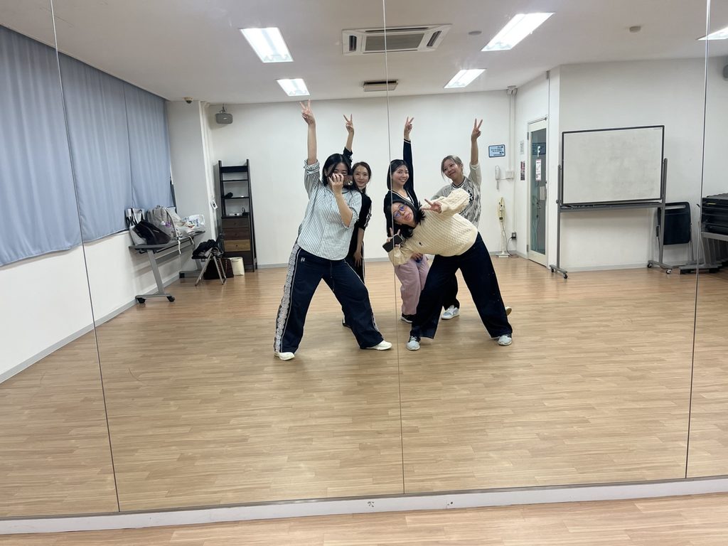 福岡ダンススクールブライトで基礎練習をする初心者