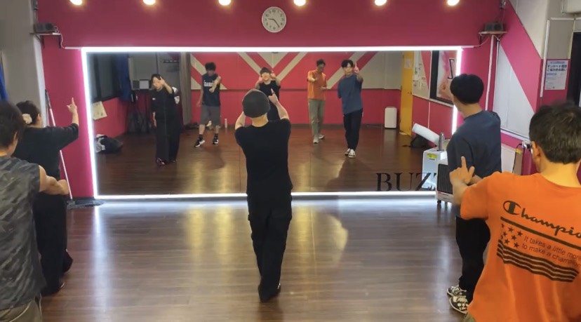 博多スタジオの少人数レッスンで初心者の生徒に丁寧に指導する講師