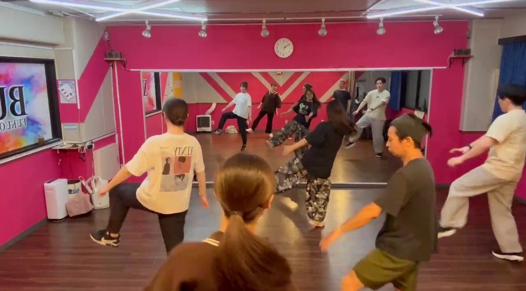 博多スタジオのHIPHOPクラスで基本ステップを練習する大人の生徒たち