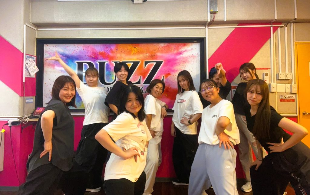 博多スタジオのK-POPクラスでLuna講師と振付を練習する生徒たち
