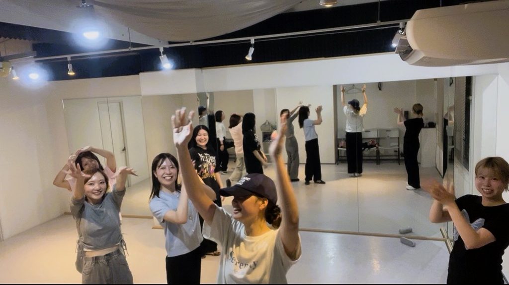 小倉のダンススクールブライトで初心者向けダンスレッスンを受ける生徒たち
