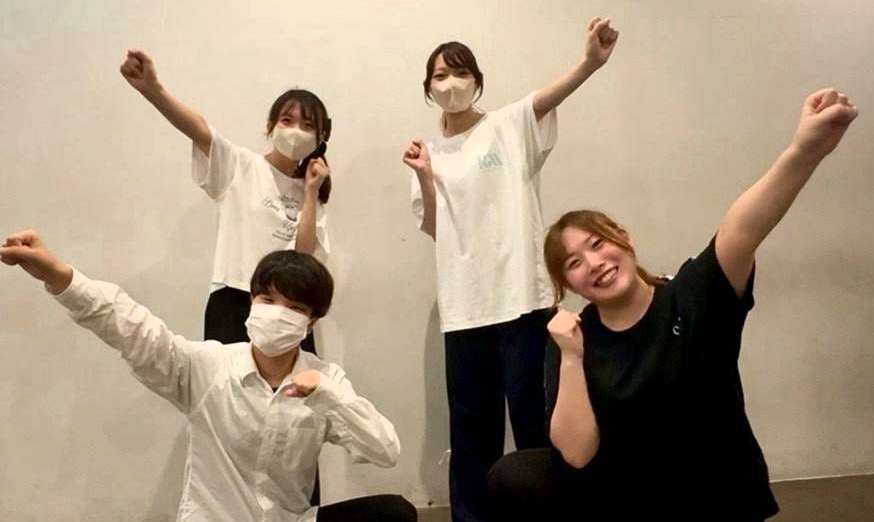 小倉のダンススクールブライトで笑顔でポーズを取るレッスン参加者4名